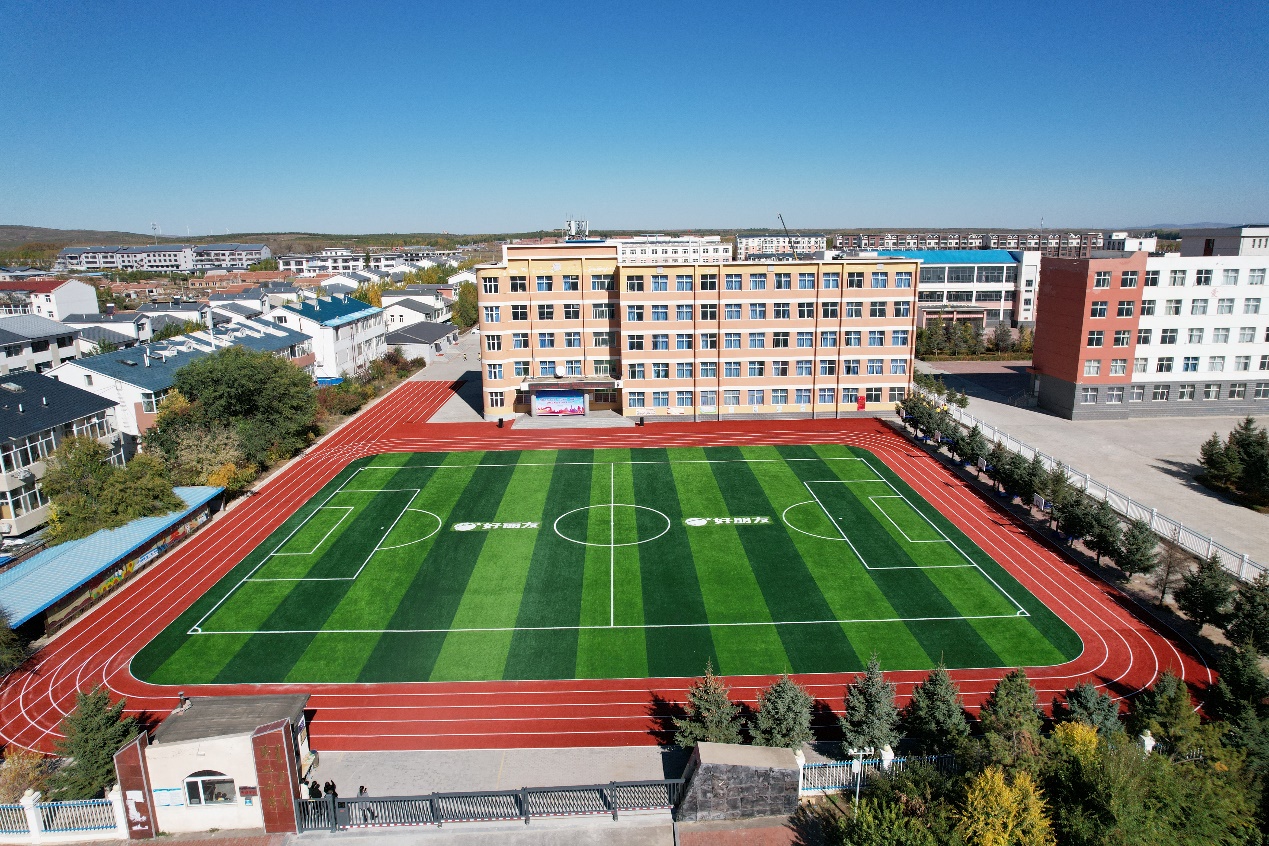 多伦县副县长柳立萍在典礼现场致辞，她暗示：“感激凯时AG的善举，让多伦二幼焕发蓬勃朝气，用行动诩蚁缢‘大爱无疆’的深刻内涵，展示了企业的社会责任感和对教育事业的深厚感情。凯时AG但愿运动场项目不仅为孩子们提供了安全、舒服的活动环境，更是在他们心中播下了但愿的种子，让他们在驰骋中感触成长，在跳跃中触摸妄想。”